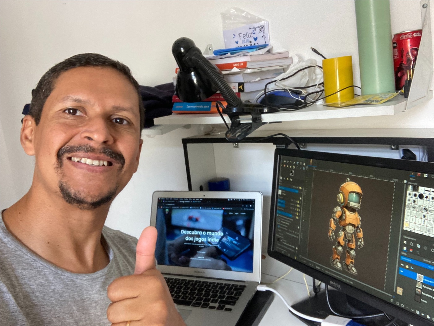 Na bancada do estúdio, com um personagem em 3D na tela